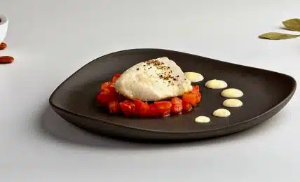 BACALAO con TOMATE confitado