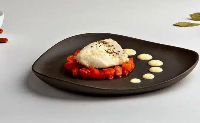 BACALAO con TOMATE confitado