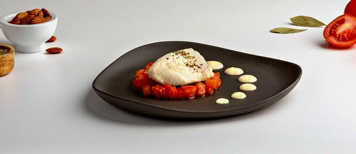 BACALAO con TOMATE confitado