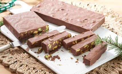 Turrón de Chocolate con Pistachos