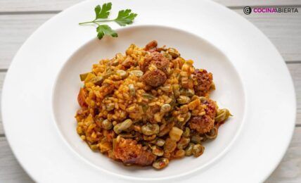 ARROZ con HABITAS tiernas y CHORIZO