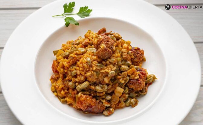 ARROZ con HABITAS tiernas y CHORIZO