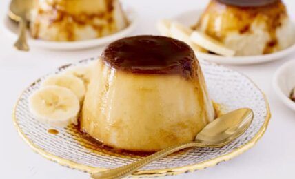 flan de platano en el plato